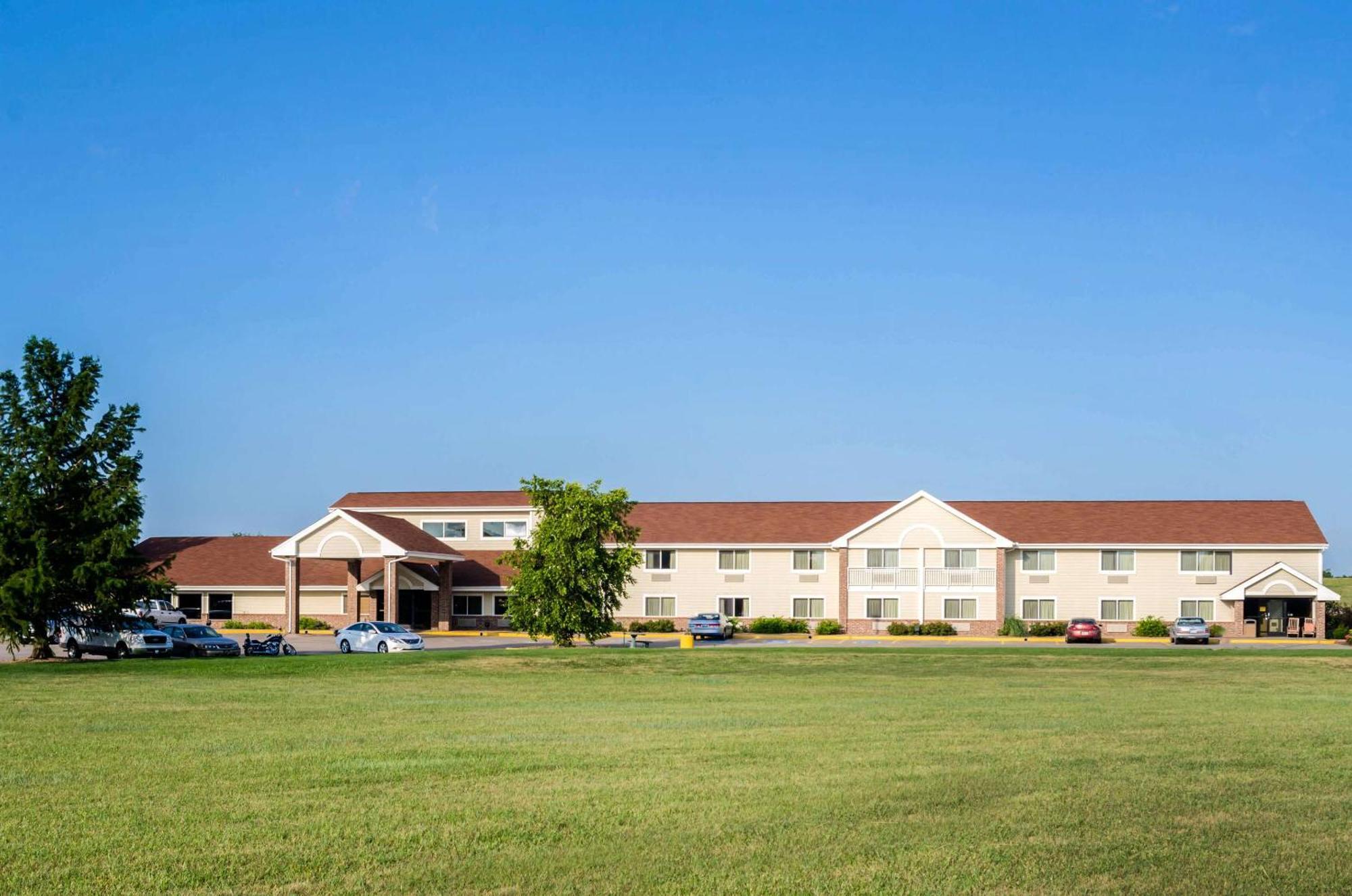 Rodeway Inn Hesston ภายนอก รูปภาพ