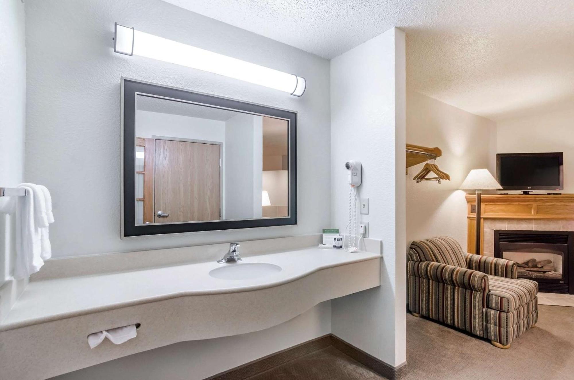 Rodeway Inn Hesston ภายนอก รูปภาพ