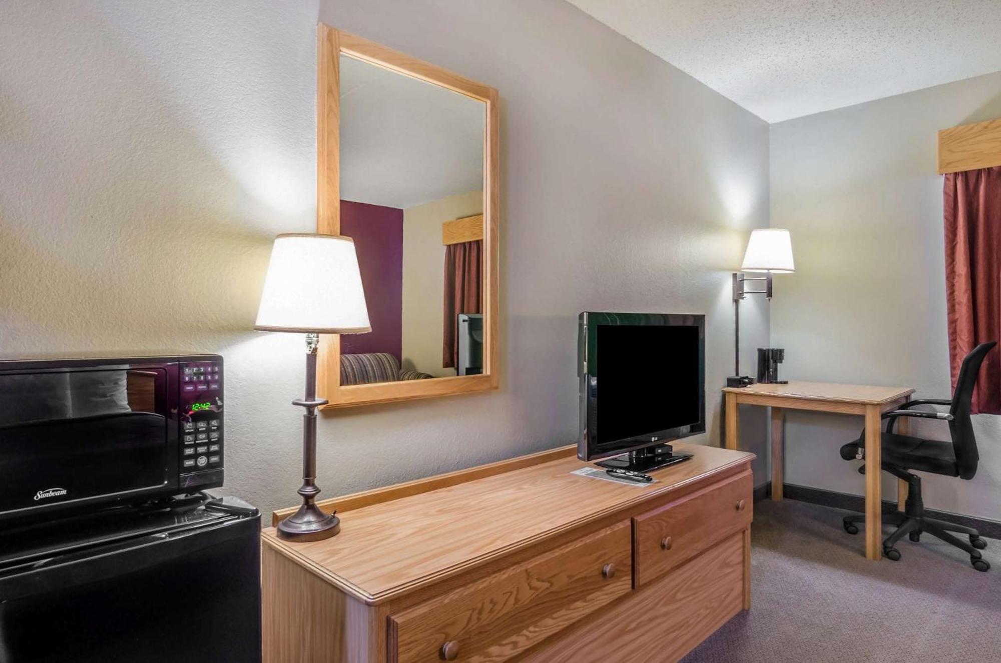 Rodeway Inn Hesston ภายนอก รูปภาพ