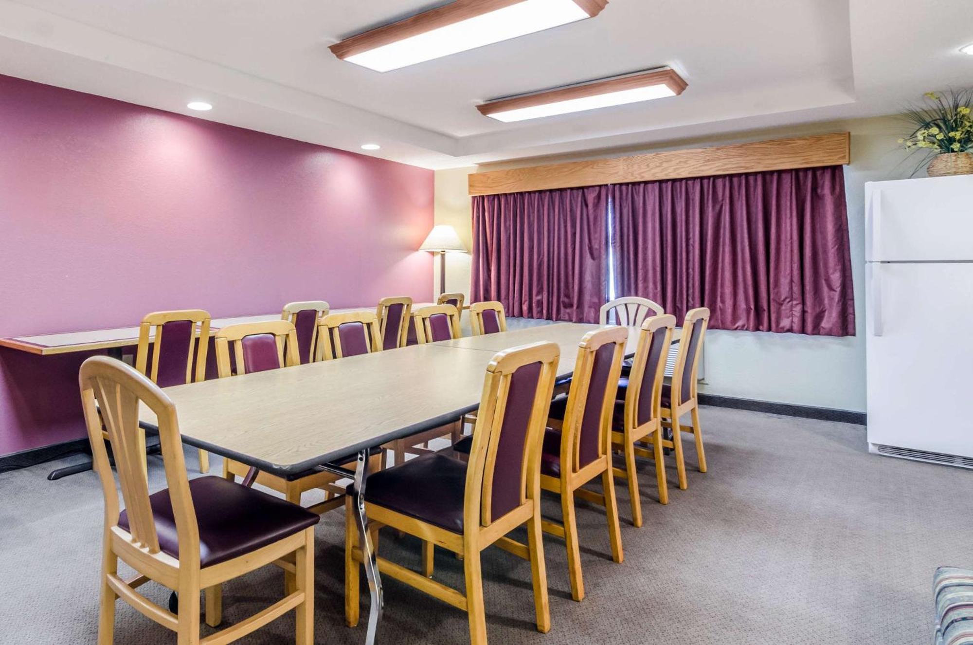 Rodeway Inn Hesston ภายนอก รูปภาพ