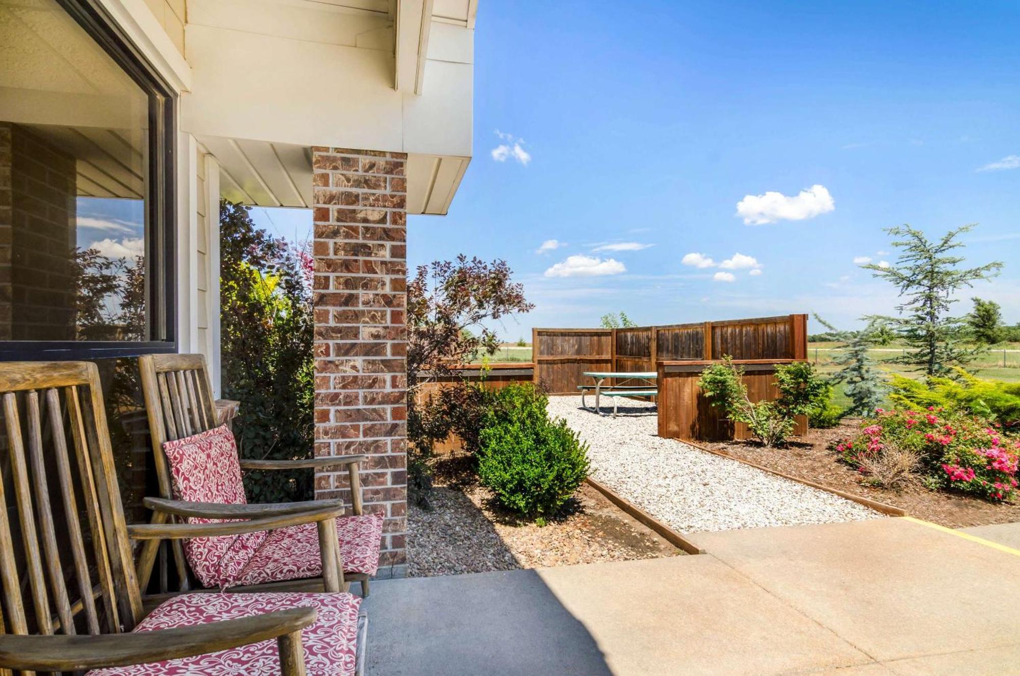 Rodeway Inn Hesston ภายนอก รูปภาพ