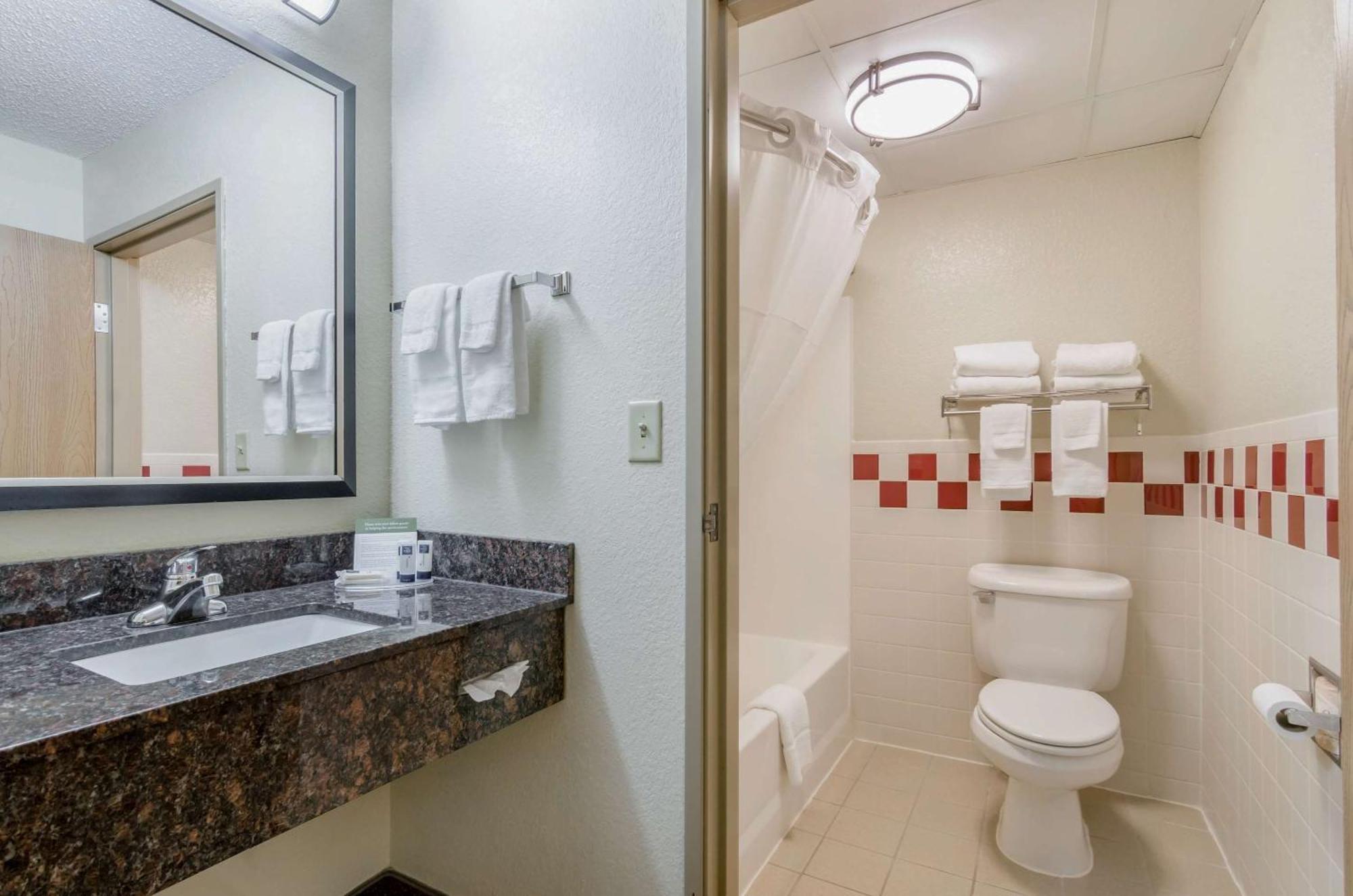 Rodeway Inn Hesston ภายนอก รูปภาพ