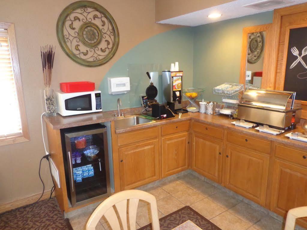 Rodeway Inn Hesston ภายนอก รูปภาพ