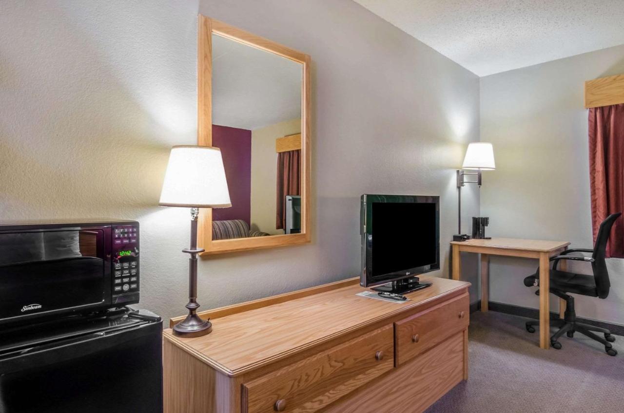 Rodeway Inn Hesston ภายนอก รูปภาพ