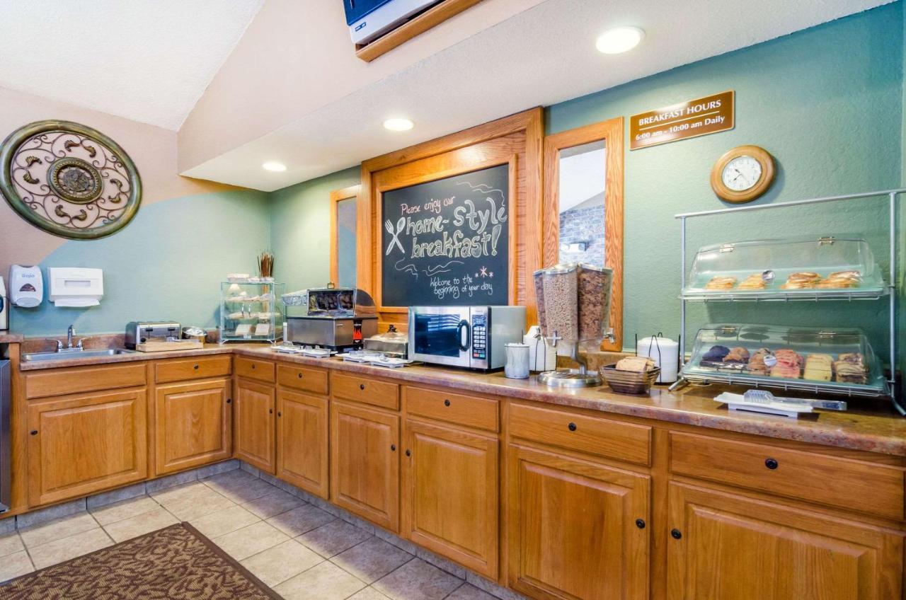 Rodeway Inn Hesston ภายนอก รูปภาพ